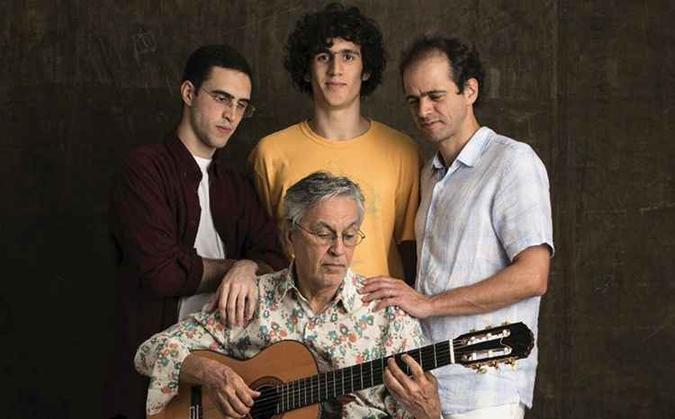 Caetano Veloso com os filhos Zeca, Moreno e Tom Veloso para apresentar um grande show no Centro de Convenções Ulysses (foto: Internet/Reprodução ) Caetano Veloso com os filhos Zeca, Moreno e Tom Veloso para apresentar um grande show no Centro de Convenções Ulysses (foto: Internet/Reprodução )