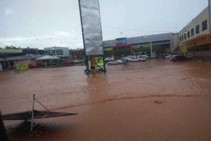 Supermercado em Vicente Pires ficou com o estacionamento alagado(foto: Geralda Lopes de Resende/Arquivo pessoal) Supermercado em Vicente Pires ficou com o estacionamento alagado(foto: Geralda Lopes de Resende/Arquivo pessoal)