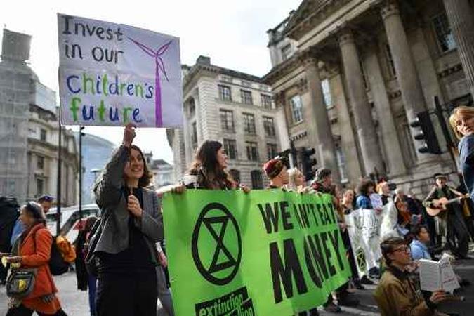 Ativistas da mudança climática bloqueiam o tráfego, no centro de Londres, durante protestos ambientais do grupo Extinction Rebellion (foto: Ben Stansall/AFP) Ativistas da mudança climática bloqueiam o tráfego, no centro de Londres, durante protestos ambientais do grupo Extinction Rebellion (foto: Ben Stansall/AFP)