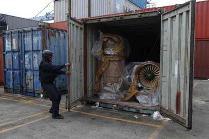 Carga de navio apreendido: policial abre a porta de um recipiente contendo um motor de jato de combate MiG-21 da Coreia do Norte (foto: Carlos Jasso/Reuters ) Carga de navio apreendido: policial abre a porta de um recipiente contendo um motor de jato de combate MiG-21 da Coreia do Norte (foto: Carlos Jasso/Reuters )