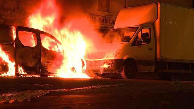 Pelo menos 52 carros foram incendiados na noite em Nantes, entre eles o veículo da prefeita da localidade, e oito imóveis sofreram atos de depredação(foto: Esther Delord/AFP) Pelo menos 52 carros foram incendiados na noite em Nantes, entre eles o veículo da prefeita da localidade, e oito imóveis sofreram atos de depredação(foto: Esther Delord/AFP)