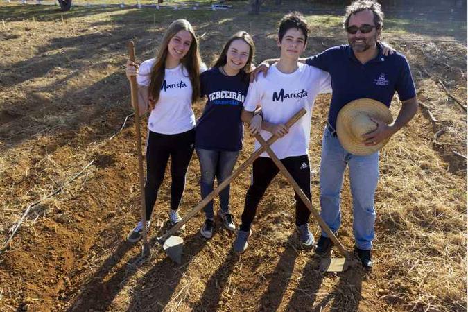Projeto do Colégio Marista, para alunos do ensino médio, recupera área degradada: a teoria em prática (foto: Vinicius Cardoso Vieira/Esp. CB/D.A Press ) Projeto do Colégio Marista, para alunos do ensino médio, recupera área degradada: a teoria em prática (foto: Vinicius Cardoso Vieira/Esp. CB/D.A Press )