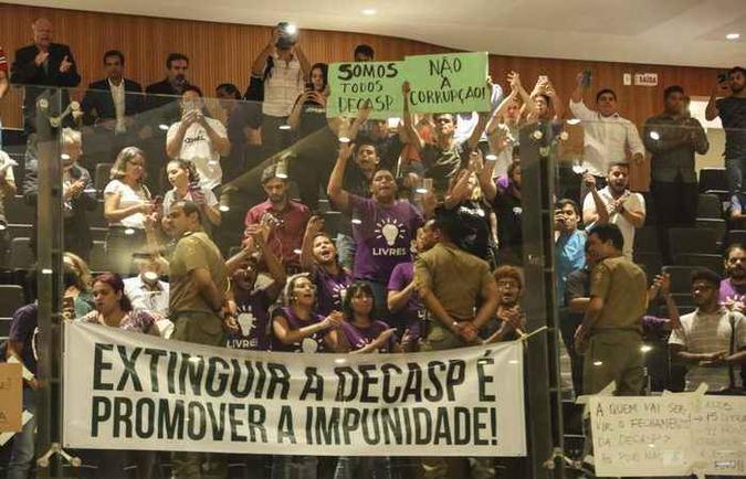 Pessoas manifestaram-se contra a proposta durante a Reunião Plenária(foto: Jarbas Araújo/DP) Pessoas manifestaram-se contra a proposta durante a Reunião Plenária(foto: Jarbas Araújo/DP)