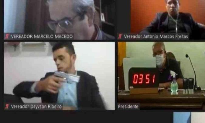 O vereador retirou a arma da bolsa. Cena foi registrada pelas pelas câmeras transmitiam a sessão.(foto: Reprodução/Facebook) O vereador retirou a arma da bolsa. Cena foi registrada pelas pelas câmeras transmitiam a sessão.(foto: Reprodução/Facebook)