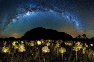 Na Chapada dos Veadeiros, em Goiás, com poucas nuvens, destacam-se as estrelas, no trabalho de Marcio Cabral(foto: Marcio Cabral/Divulgação) Na Chapada dos Veadeiros, em Goiás, com poucas nuvens, destacam-se as estrelas, no trabalho de Marcio Cabral(foto: Marcio Cabral/Divulgação)