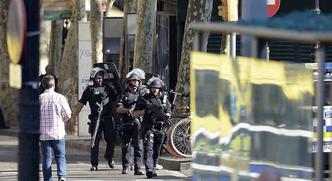 Em 17 de agosto, um jovem marroquino residente na Espanha avançou em alta velocidade com uma van pela avenida de Las Ramblas, um atentado que deixou 14 mortos e mais de 120 ferido(foto: Josep Lago / AFP ) Em 17 de agosto, um jovem marroquino residente na Espanha avançou em alta velocidade com uma van pela avenida de Las Ramblas, um atentado que deixou 14 mortos e mais de 120 ferido(foto: Josep Lago / AFP )