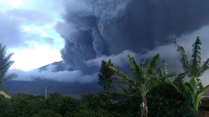 Vulcão Sinabung, na Indonésia, entrou em atividade nesta terça-feira (7/5)(foto: Badan Nasional Penanggulangan Bencana (BNBP)/AFP) Vulcão Sinabung, na Indonésia, entrou em atividade nesta terça-feira (7/5)(foto: Badan Nasional Penanggulangan Bencana (BNBP)/AFP)