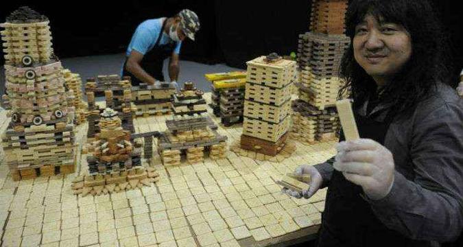 Song Dong usa o que ele não podia comer na infância para construir as maquetes(foto: Bruno Peres/CB/D.A Press) Song Dong usa o que ele não podia comer na infância para construir as maquetes(foto: Bruno Peres/CB/D.A Press)