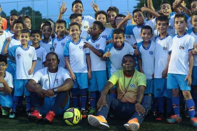Evandro Mendes e Marcus Fl�vio (D) e a crian�ada: escolinha de craques(foto: Luis Nova/Esp. CB/D.A Press)