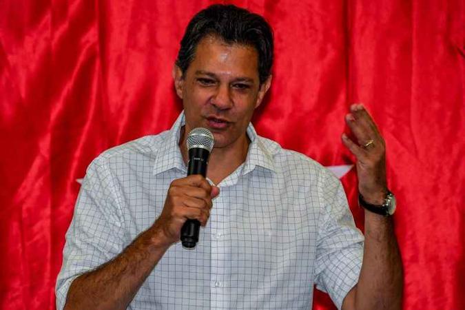 O candidato do PT foi mais uma vez indagado se soltaria o ex-presidente Luiz Inácio Lula da Silva(foto: Nelson Almeida/AFP) O candidato do PT foi mais uma vez indagado se soltaria o ex-presidente Luiz Inácio Lula da Silva(foto: Nelson Almeida/AFP)