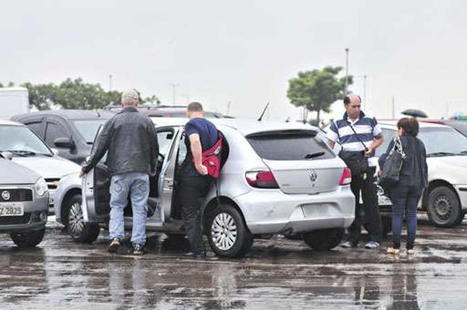 Passageiros embarcam em carro particular na plataforma superior da Rodoviária, próxima ao Teatro Nacional (foto: Ed Alves/CB/D.A Press) Passageiros embarcam em carro particular na plataforma superior da Rodoviária, próxima ao Teatro Nacional (foto: Ed Alves/CB/D.A Press)