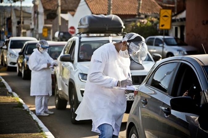 Mais de 15 mil testes foram realizados nos dez pontos de drive-thru desde o início da ação, em abril(foto: Breno Esaki/Agência Brasília) Mais de 15 mil testes foram realizados nos dez pontos de drive-thru desde o início da ação, em abril(foto: Breno Esaki/Agência Brasília)