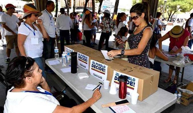 Centenas de eleitores começaram a votar, sem maiores contratempos, em vários centros do leste e do oeste Caracas(foto: GERARD JULIEN/AFP ) Centenas de eleitores começaram a votar, sem maiores contratempos, em vários centros do leste e do oeste Caracas(foto: GERARD JULIEN/AFP )