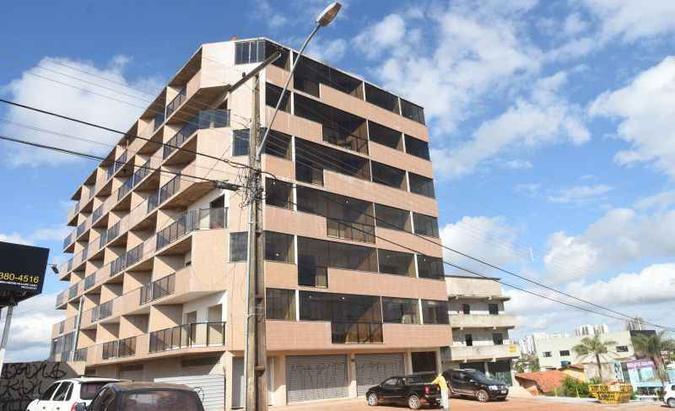 Faixas colocadas no prédio e já retiradas (E) anunciam imóveis negociados por valores entre R$ 120 mil e R$ 160 mil: ilegal(foto: Ed Alves/CB/D.A Press) Faixas colocadas no prédio e já retiradas (E) anunciam imóveis negociados por valores entre R$ 120 mil e R$ 160 mil: ilegal(foto: Ed Alves/CB/D.A Press)