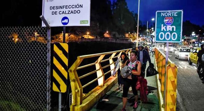 O governo equatoriano decidiu facilitar o translado dos venezuelanos, após ter imposto a exigência de passaporte na semana passada(foto: AFP) O governo equatoriano decidiu facilitar o translado dos venezuelanos, após ter imposto a exigência de passaporte na semana passada(foto: AFP)
