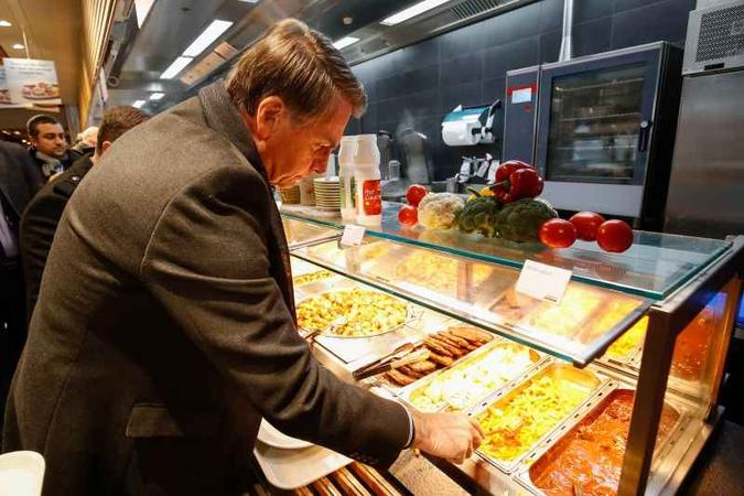 O presidente almoçou num bandejão de um supermercado de Davos (foto: Alan Santos/PR) O presidente almoçou num bandejão de um supermercado de Davos (foto: Alan Santos/PR)