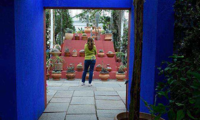 Turistas visitam a réplica do jardim da artista mexicana(foto: Don Emmert/AFP Photo) Turistas visitam a réplica do jardim da artista mexicana(foto: Don Emmert/AFP Photo)