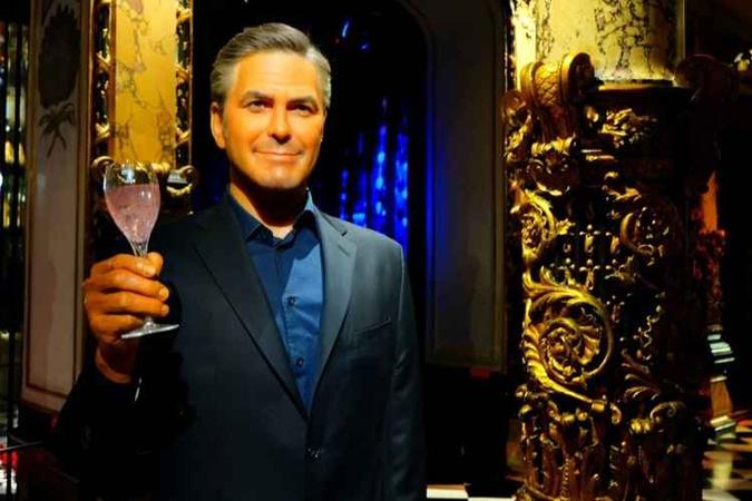 O ator George Clooney atrai centenas de fãs(foto: www.oguiadeparis.com.br) O ator George Clooney atrai centenas de fãs(foto: www.oguiadeparis.com.br)
