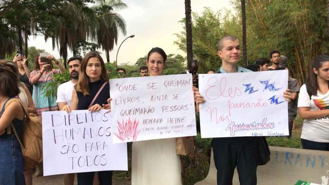 Estudantes ergueram cartazes contra o vandalismo: Estudantes ergueram cartazes contra o vandalismo: