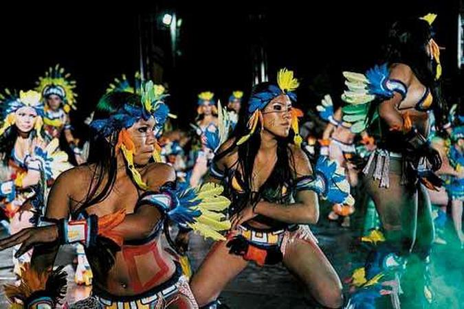Apresentação das lendas na Festa do Guaraná: tradição de Maués Apresentação das lendas na Festa do Guaraná: tradição de Maués