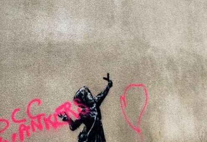 Imagem publicada nas redes sociais mostra o resultado do vandalismo(foto: Reprodução/Twitter) Imagem publicada nas redes sociais mostra o resultado do vandalismo(foto: Reprodução/Twitter)