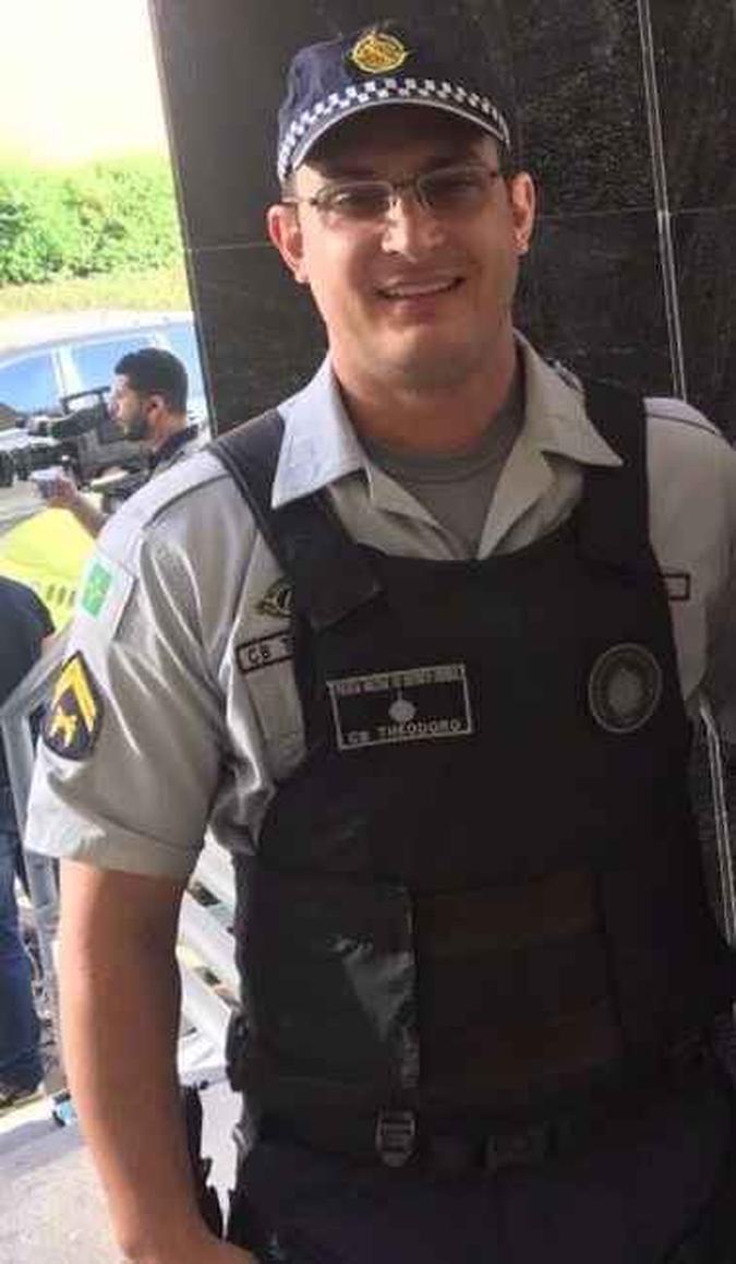 Heitor Theodoro da Silva, 34 anos, cabo da Polícia Militar do Distrito Federal, resgatou 20 pessoas de um prédio em chamas (foto: PDF/Divulgação) Heitor Theodoro da Silva, 34 anos, cabo da Polícia Militar do Distrito Federal, resgatou 20 pessoas de um prédio em chamas (foto: PDF/Divulgação)