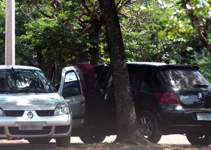 Preservativos e lubrificantes comprovam a prática de sexo na Floresta dos Sussurros: perigo para a saúde(foto: Ed Alves/CB/D.A Press ) Preservativos e lubrificantes comprovam a prática de sexo na Floresta dos Sussurros: perigo para a saúde(foto: Ed Alves/CB/D.A Press )