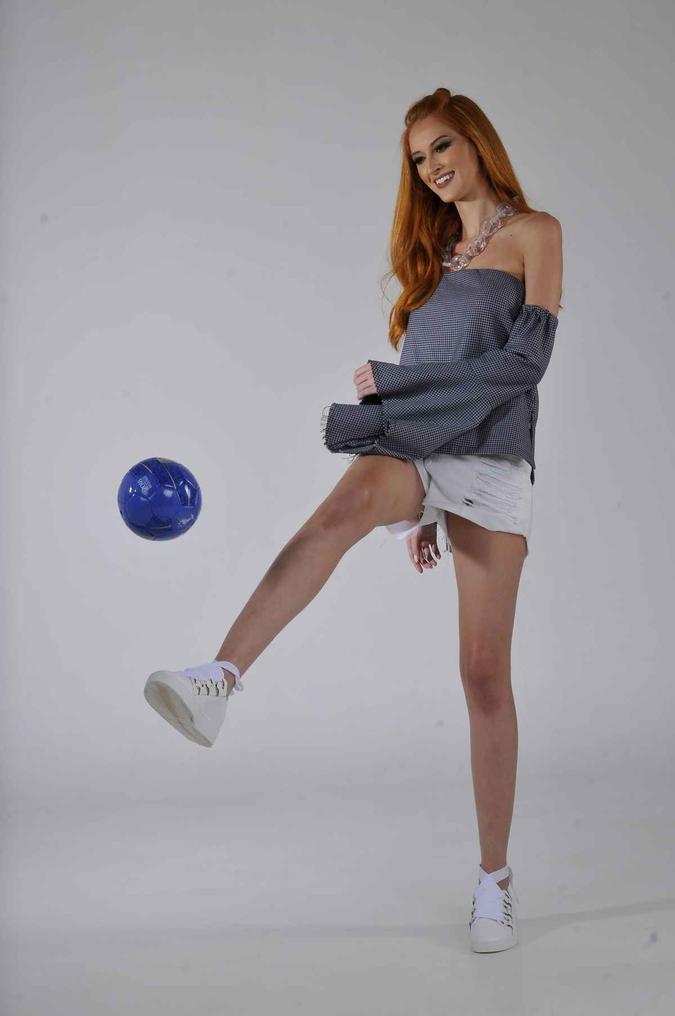 Short jeans branco, da C&A (R$ 59,99) Blusa Bell pied-de-coq, da Pop Up Store (R$ 299) Tênis casual, da C&A (R$ 149,99) Colar Hiperlink transparente, da Luisa Farani (R$ 324,50) (foto: Minervino Junior/CB/D.A Press) Short jeans branco, da C&A (R$ 59,99) Blusa Bell pied-de-coq, da Pop Up Store (R$ 299) Tênis casual, da C&A (R$ 149,99) Colar Hiperlink transparente, da Luisa Farani (R$ 324,50) (foto: Minervino Junior/CB/D.A Press)