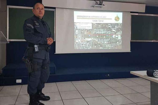 Militares farão abordagem de pessoas que seguirão a pé para o desfile perto do Museu Nacional da República(foto: Isa Stacciarini/CB/D.A Press) Militares farão abordagem de pessoas que seguirão a pé para o desfile perto do Museu Nacional da República(foto: Isa Stacciarini/CB/D.A Press)