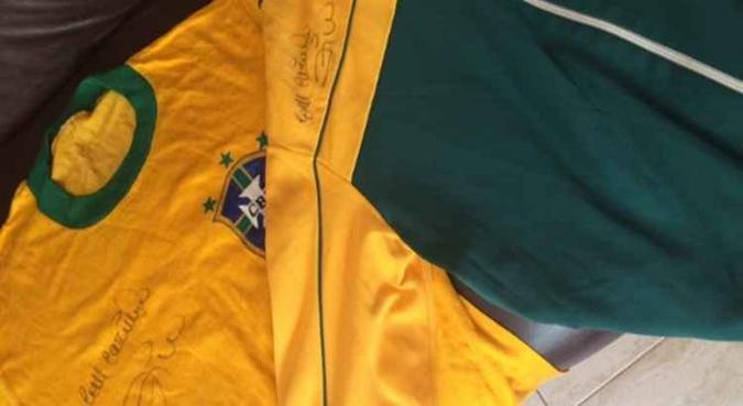 O ex-jogador de futebol Zico doou um agasalho e um uniforme da seleção brasileira de 1982, ambos autografados(foto: Divulgação/ Ministério Público de Minas Gerais) O ex-jogador de futebol Zico doou um agasalho e um uniforme da seleção brasileira de 1982, ambos autografados(foto: Divulgação/ Ministério Público de Minas Gerais)