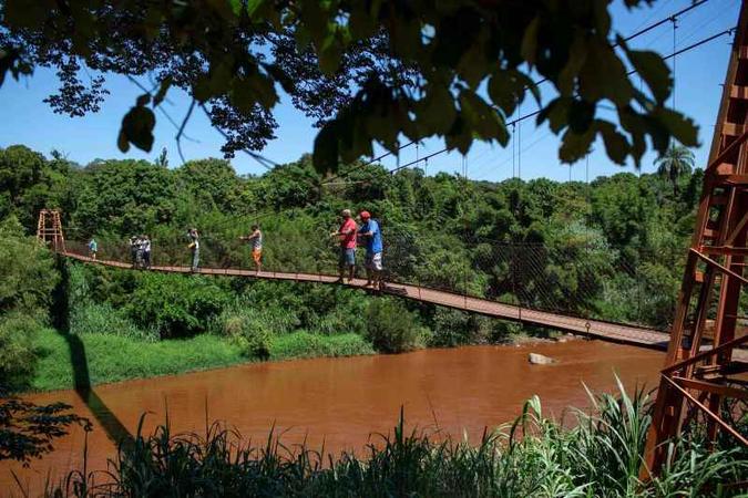 Ribeirinhos observam os reflexos da tragédia de Brumadinho nas águas(foto: Mauro Pimentel/AFP) Ribeirinhos observam os reflexos da tragédia de Brumadinho nas águas(foto: Mauro Pimentel/AFP)