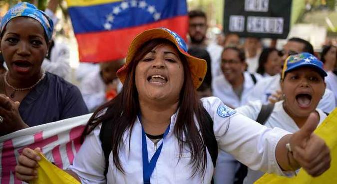 A escassez de insumos e material cirúrgico nos hospitais ultrapassa 90%, segundo a Federação Médica(foto: AFP) A escassez de insumos e material cirúrgico nos hospitais ultrapassa 90%, segundo a Federação Médica(foto: AFP)