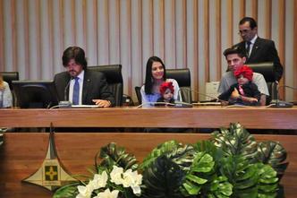 Deputado distrital Cláudio Abrantes (E) propôs sessão solene em homenagem aos profissionais envolvidos; os pais das gêmeas, Camila e Rodrigo, também participaram(foto: Minervino Júnior/CB/D.A Press) Deputado distrital Cláudio Abrantes (E) propôs sessão solene em homenagem aos profissionais envolvidos; os pais das gêmeas, Camila e Rodrigo, também participaram(foto: Minervino Júnior/CB/D.A Press)