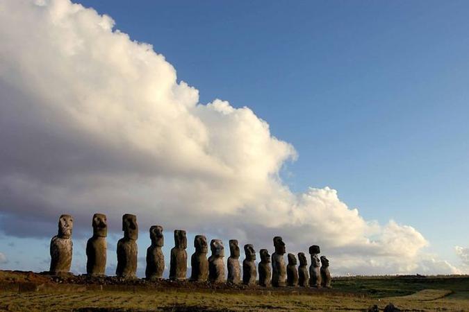 Espalhados por toda ilha, imensos e misteriosos blocos de pedra esculpidos tinham fun Espalhados por toda ilha, imensos e misteriosos blocos de pedra esculpidos tinham fun