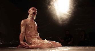 Cena da performance 'DNA de DAN', de Maikon K(foto: Divulgação) Cena da performance 'DNA de DAN', de Maikon K(foto: Divulgação)