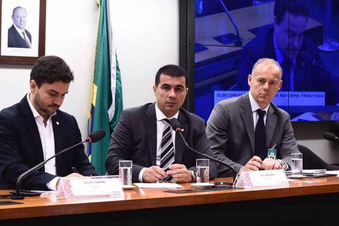 O deputado Luis Miranda (C) comanda a Subcomissão Especial da Reforma Tributária: trabalho à sombra da tramitação da PEC da Previdência(foto: Toninho Barbosa/Divulgação ) O deputado Luis Miranda (C) comanda a Subcomissão Especial da Reforma Tributária: trabalho à sombra da tramitação da PEC da Previdência(foto: Toninho Barbosa/Divulgação )