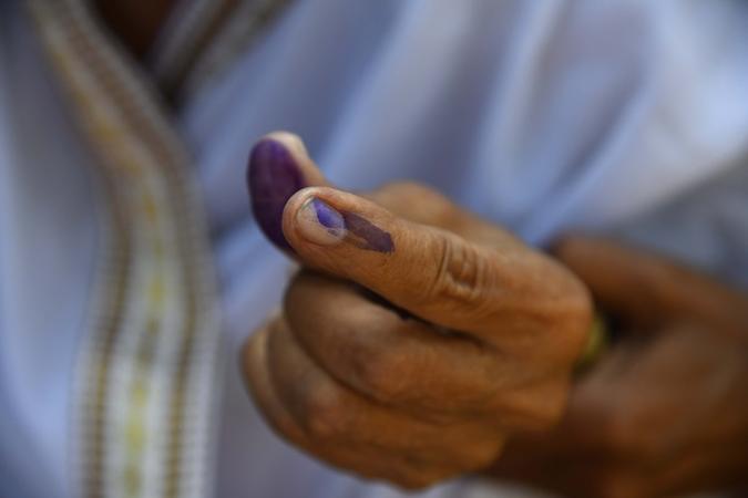 Homem amputa dedo na Índia após ter votado errado em eleições (foto: Biju Boro / AFP ) Homem amputa dedo na Índia após ter votado errado em eleições (foto: Biju Boro / AFP )