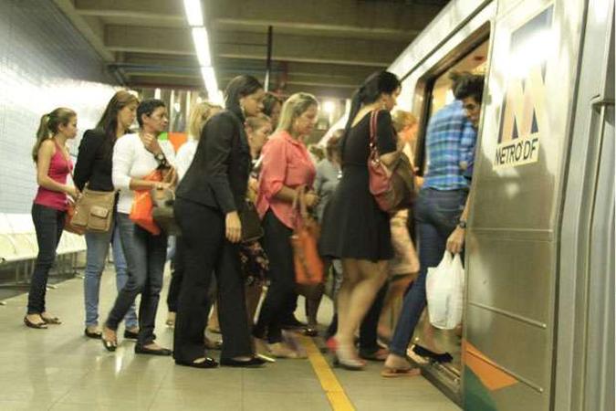 O vagão exclusivo para mulheres na capital federal foi criado há um ano e meio, mas não resolve totalmente o problema, segundo especialistas(foto: Viola Junior/Esp. CB/D.A Press - 1/7/13) O vagão exclusivo para mulheres na capital federal foi criado há um ano e meio, mas não resolve totalmente o problema, segundo especialistas(foto: Viola Junior/Esp. CB/D.A Press - 1/7/13)