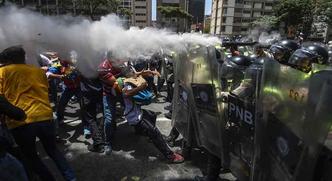 Em Caracas, os enfrentamentos entre as forças de segurança e os manifestantes que respondiam com pedras e coquetéis molotov explodiram em uma autoestrada estratégica e em vários setores do oeste da cidade(foto: Juan Barreto/AFP) Em Caracas, os enfrentamentos entre as forças de segurança e os manifestantes que respondiam com pedras e coquetéis molotov explodiram em uma autoestrada estratégica e em vários setores do oeste da cidade(foto: Juan Barreto/AFP)