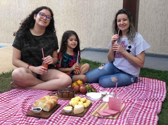 Ana Carolina Sousa já usou o quintal da casa para onde a família vai se mudar para fazer um piquenique com as filhas (foto: Arquivo pessoal ) Ana Carolina Sousa já usou o quintal da casa para onde a família vai se mudar para fazer um piquenique com as filhas (foto: Arquivo pessoal )