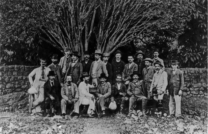 Integrantes da Missão Cruls posam no quintal de um casarão em Pirenópolis: grupo provou que o Pico dos Pireneus era bem menor do que o propagado por goianos(foto: Luiz B. Neto/Reprodução/ArPDF ) Integrantes da Missão Cruls posam no quintal de um casarão em Pirenópolis: grupo provou que o Pico dos Pireneus era bem menor do que o propagado por goianos(foto: Luiz B. Neto/Reprodução/ArPDF )