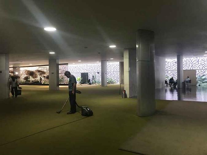 O plenário estava fechado por volta das 14h30, e equipes de limpeza aproveitaram a falta de movimento para adiantar o serviço(foto: Alessandra Azevedo/CB/D.A Press) O plenário estava fechado por volta das 14h30, e equipes de limpeza aproveitaram a falta de movimento para adiantar o serviço(foto: Alessandra Azevedo/CB/D.A Press)