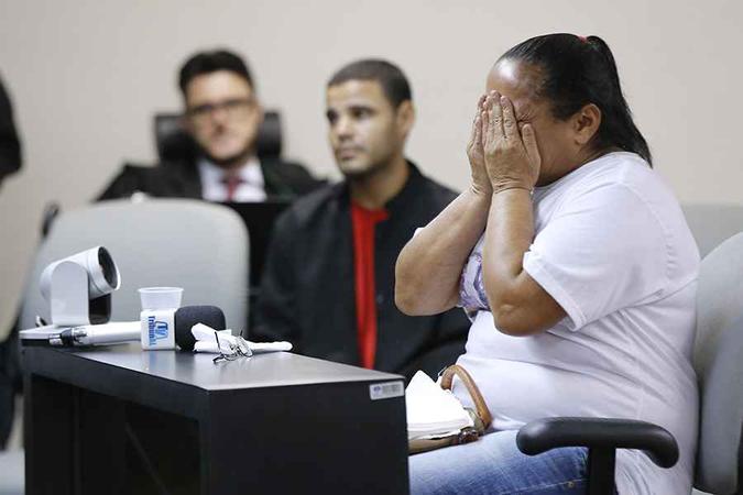 Mãe da vítima se emocionou durante o julgamento (foto: Itawi Albuquerque/TJAL/Divulgação ) Mãe da vítima se emocionou durante o julgamento (foto: Itawi Albuquerque/TJAL/Divulgação )
