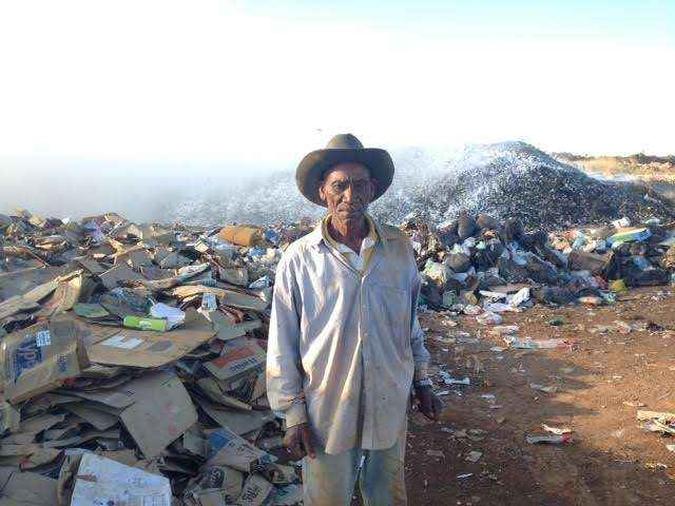 Canuto Maciel da Cruz, 72, reclama da segurança no lixão (foto: Otávio Augusto/Esp. CB/D.A. Press) Canuto Maciel da Cruz, 72, reclama da segurança no lixão (foto: Otávio Augusto/Esp. CB/D.A. Press)