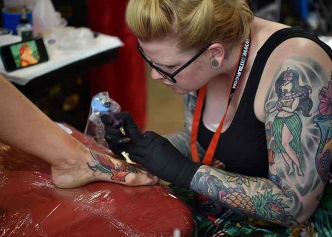 Tatuadores brasilienses mostram seus diferentes estilos e as inovações na criação de tatuagens (foto: AFP / PETER PARKS ) Tatuadores brasilienses mostram seus diferentes estilos e as inovações na criação de tatuagens (foto: AFP / PETER PARKS )