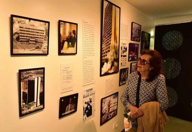 Teddy Gianopoulos, que perdeu um parente no atentado à embaixada dos EUA no Quênia, visita um museu fotos das vítimas(foto: Tony Karuma/AFP) Teddy Gianopoulos, que perdeu um parente no atentado à embaixada dos EUA no Quênia, visita um museu fotos das vítimas(foto: Tony Karuma/AFP)