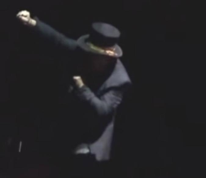 Gesto provocativo de Bono Vox faz alusão a nazistas(foto: Youtube/Reprodução ) Gesto provocativo de Bono Vox faz alusão a nazistas(foto: Youtube/Reprodução )