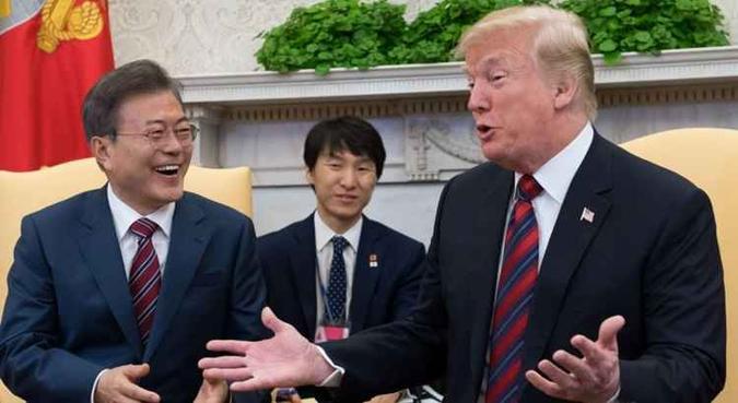 Moon Jae-in, presidente da Coreia do Sul, à esquerda e Donald Trump, presidente dos EUA, à direita(foto: Saul Loeb/AFP) Moon Jae-in, presidente da Coreia do Sul, à esquerda e Donald Trump, presidente dos EUA, à direita(foto: Saul Loeb/AFP)