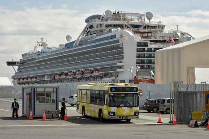 Passageiros aliviados começaram a deixar um navio de cruzeiro no Japão em 19 de fevereiro, após testes negativos para a doença que já matou mais de 2.000 vidas na China.(foto: Kazuhiro NOGI / AFP) Passageiros aliviados começaram a deixar um navio de cruzeiro no Japão em 19 de fevereiro, após testes negativos para a doença que já matou mais de 2.000 vidas na China.(foto: Kazuhiro NOGI / AFP)