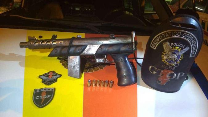 A arma, de fabricação caseira, foi encontrada no banco traseiro de um carro(foto: Divulgação/PM) A arma, de fabricação caseira, foi encontrada no banco traseiro de um carro(foto: Divulgação/PM)